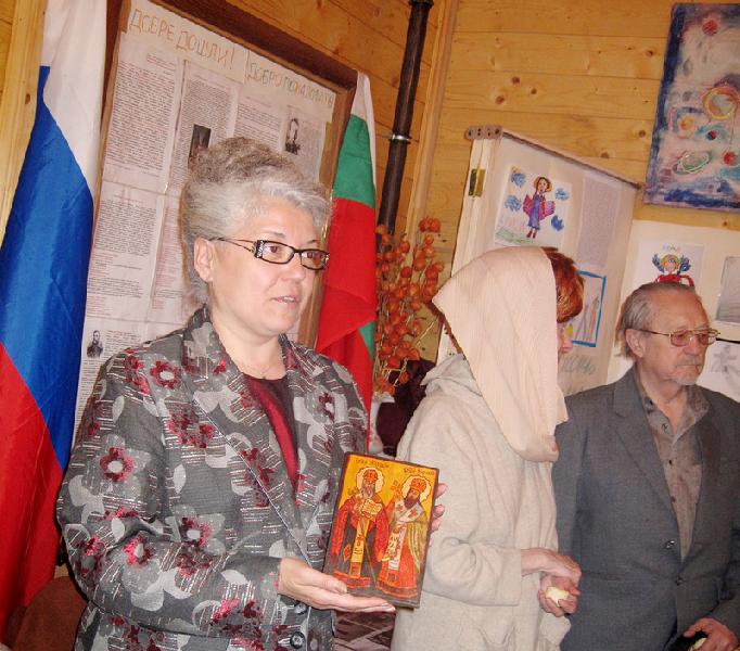 Женя Димитрова дарит икону святых праведных Мефодия и Кирилла из болгарского монастыря
